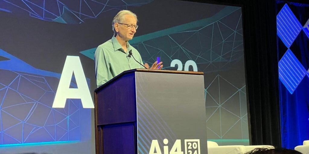 Az Ai4 konferencián egy férfi az Ai kereztapja Geoffrey Hinton tart előadást